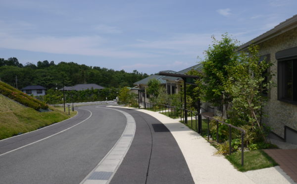 敷地内の道路は、リハビリの効果が認められている傾斜となっております。