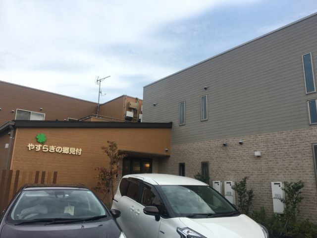 施設建物の前は駐車スペースになっています。（静岡県磐田市のサービス付き高齢者向け住宅 やすらぎの郷見付）