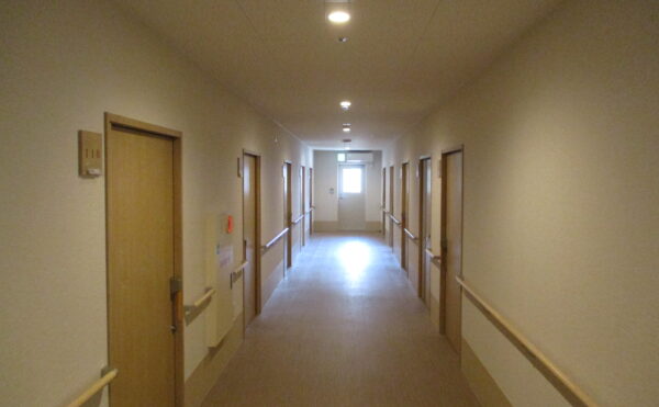 廊下は広く、手すりもついています。