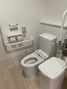 十分なスペースもあり、手すりもついて使いやすいトイレ。（アクアホーム富士厚原）