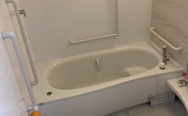 一般浴は家にあるのと同じようなお風呂。沢山手すりがあるので安心ですね