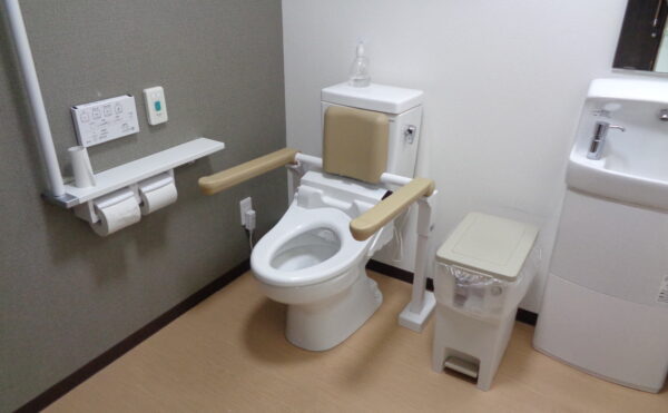トイレ　手すりもあり、広々としているため車椅子の方も安心してご利用が可能です