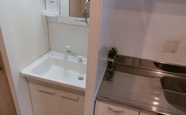 B525号室のキッチン横に洗面台があります。