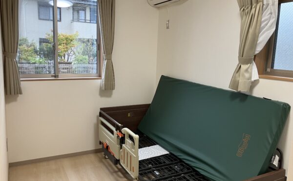 お部屋には介護ベッドが付いています。