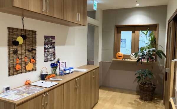 玄関入りますと目の前に受付がございます。