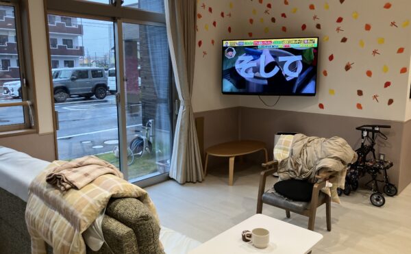 広いリビングにはソファーとTVがあるのでゆっくりお過ごしいただけます。