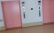 階ごとに違うエレベータードアの色（1Fはピンク）