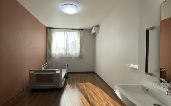 １階居室・洗面・照明・カーテン・エアコン・室内物干し掛け付き
