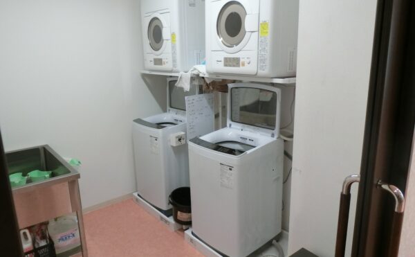 洗濯スペースには乾燥機も有ります。