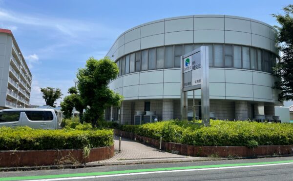 浜松市立南図書館、南部公民館の西側に施設があります