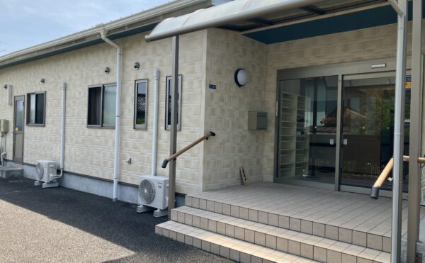 施設のエントランス