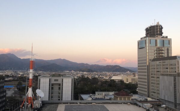 遠くに富士山が見えます　施設内からは富士山を遠くに見ることが出来ます。（ロングライフ・クイーンズ静岡呉服町）