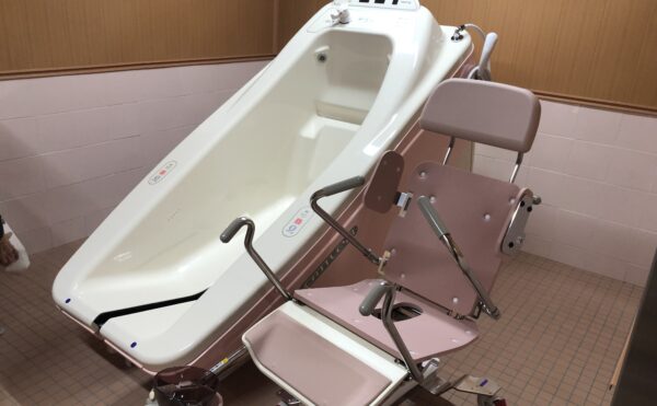 機械浴　介護状態に合わせて、ご利用いただける様にご用意しております。（ロングライフ・クイーンズ静岡呉服町）