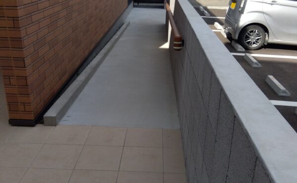 車椅子の方もスロープで移動の負担が軽減されます