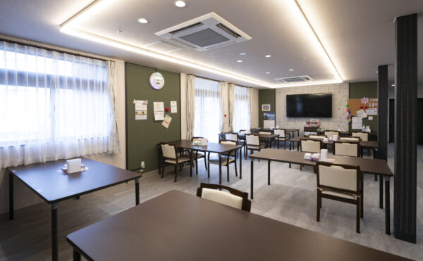 明るく広々とした食堂です。