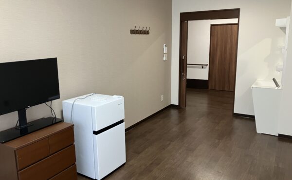 テレビ・収納・冷蔵庫が設備としてあるのがポイントです。