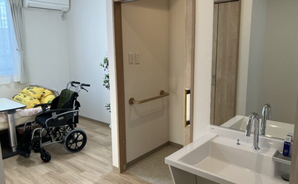 居室にはトイレ、洗面台、収納がついています。