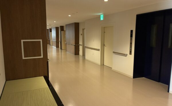 エレベーター待ちにもちょっとした腰掛スペースも畳仕様