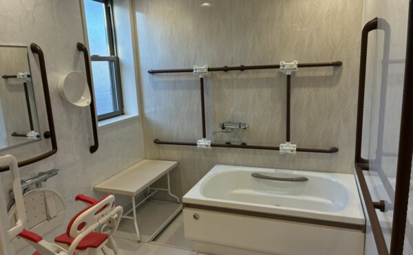 移動可能なバスタブ。手すりもいっぱい