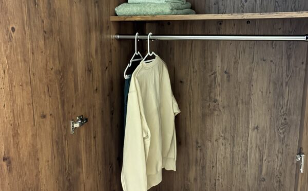 クローゼット内。タップリ収納