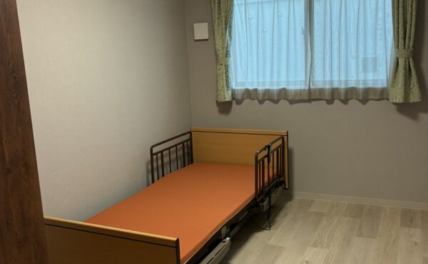 ベッド・カーテン・クローゼットが備え付けです