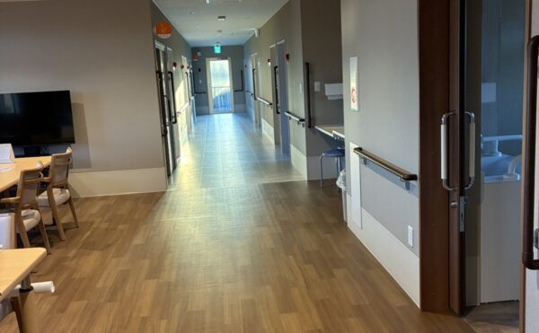 リビングから廊下。右は浴室入口