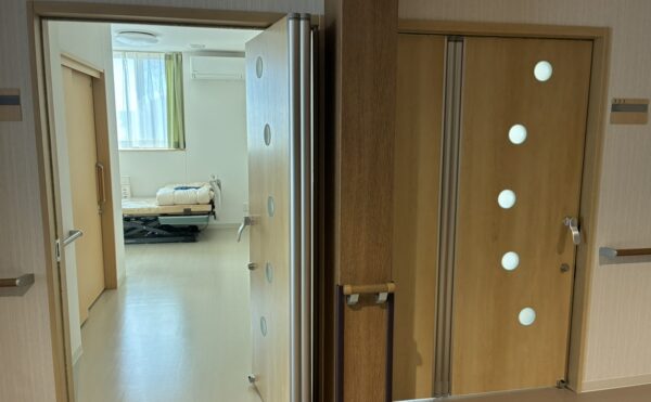 どちらからでも押して出られるドア