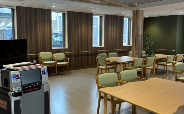 カラオケもある食堂・テーブルにもカーブを付けてより近くに