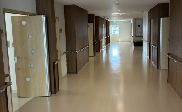 広い廊下、車椅子もラクラクすれ違えます