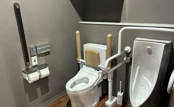 立っても座ってもに対応。共用トイレ。