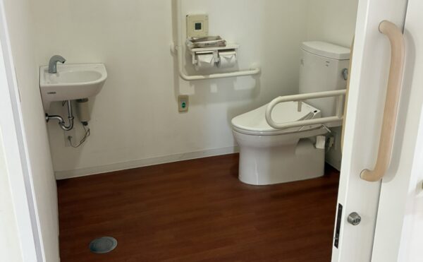 広いトイレ。車椅子も介助者も楽々