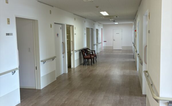 長～い廊下で歩行訓練も広いから気にしないでいいですね