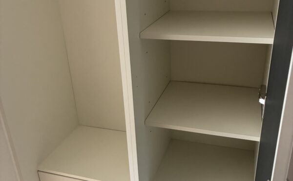 便利な収納。ハンガーパイプも引き出しや棚もあります