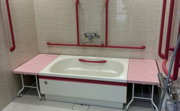 明るい色目の個浴です。手すりもいっぱい